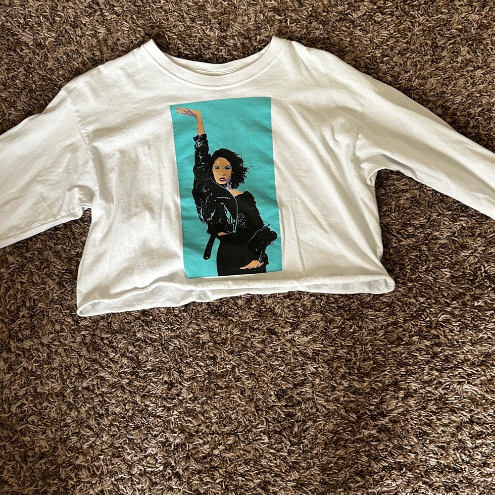 Cropped longe sleeve graphic tee